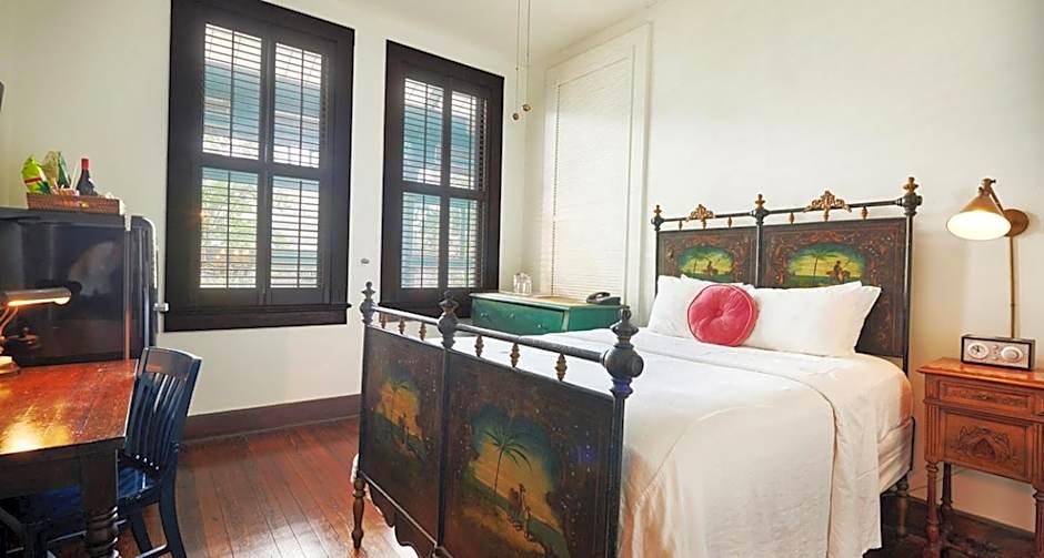 Photo 1 of 4 of 1 Queen Bed