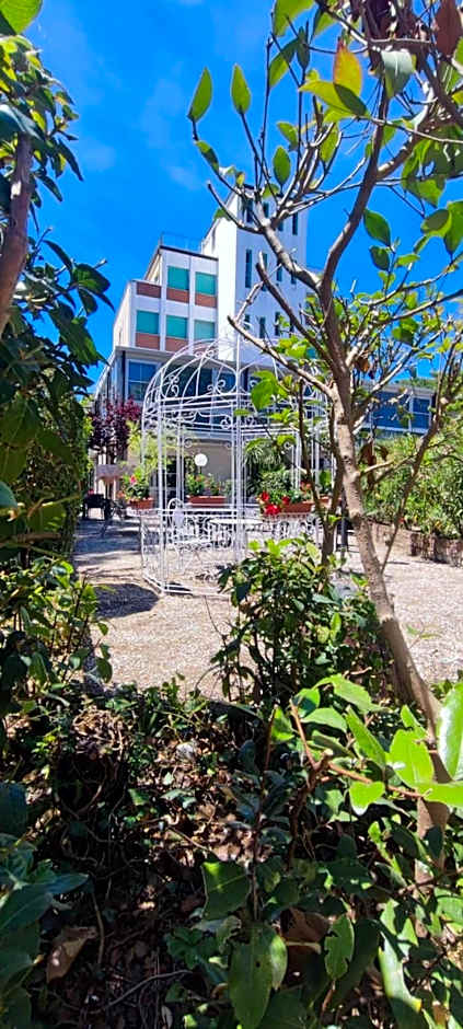 B&B Promenade Hotel Simple con Piscina