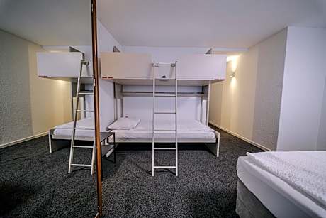 Quintuple Room