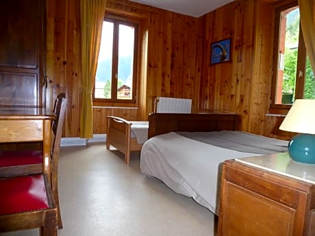 Basic Triple Room with Shared Bathroom