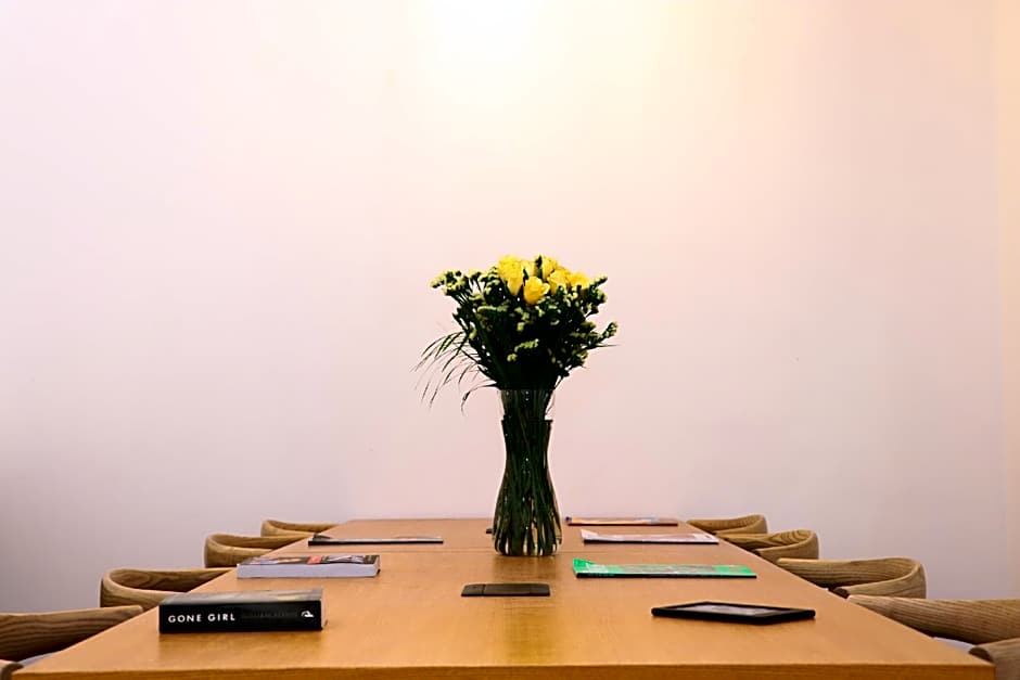 Super Townhouse Galleria Market Near Golf Course Road