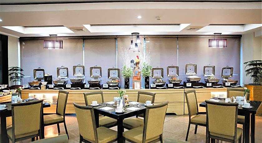 Pinnacle Hotel And Suites