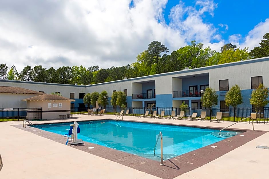 Cottonwood Suites Savannah Hotel & Conference Center