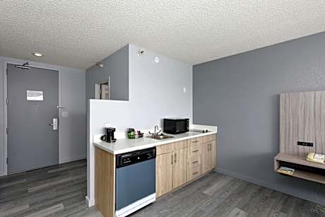 Deluxe King Room - Non-Smoking