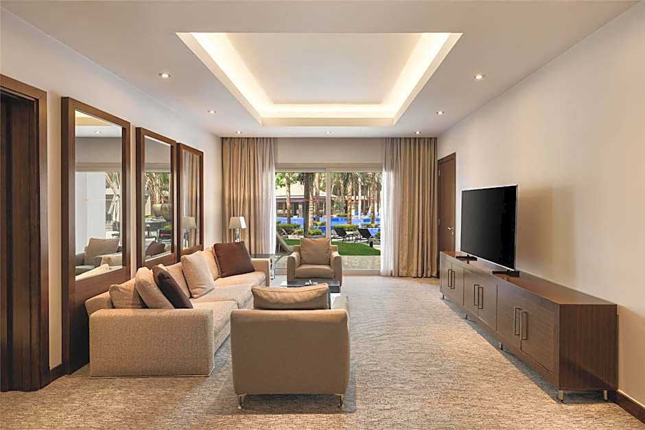 Dusit Thani LakeView Cairo