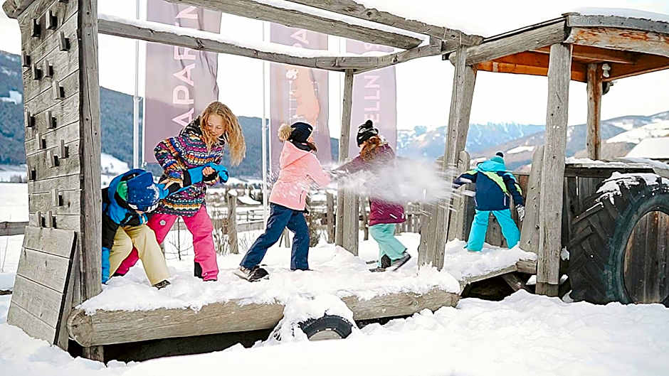 Aparthotel Familiaris - Family Apartments - Pools & Spa in Dolomites