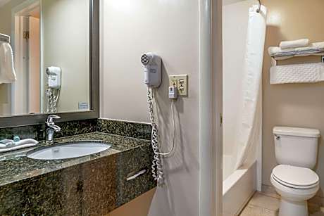 2 QUEEN BEDSNSMKHI SPEEDINTERIOR RMREFRIGSOFABEDCONTINENTAL BREAKFAST