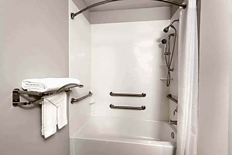 Queen Room with Bath Tub - Mobility/Hearing Accessible - Non-Smoking