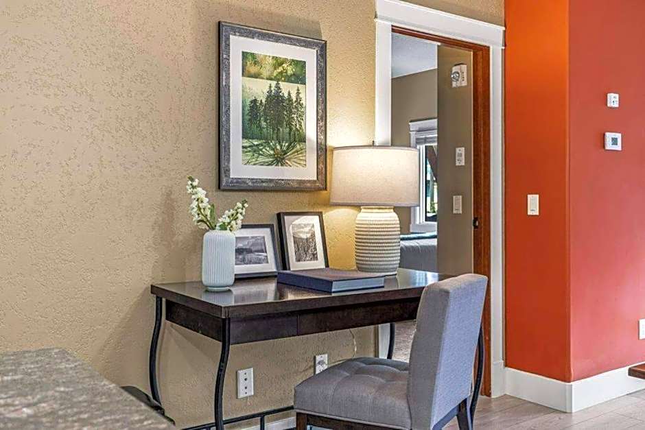 Gorgeous Mountain Condo - Hot Tub & Pool managed by Little Sister Getaways