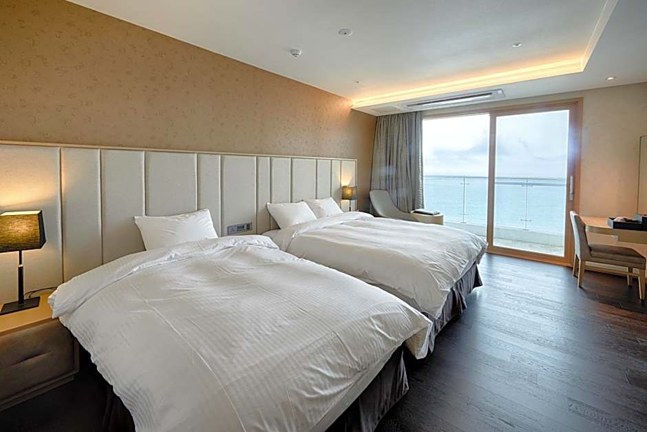 Foto 1 dari 4 — Family Superior 2 Beds, Ocean View