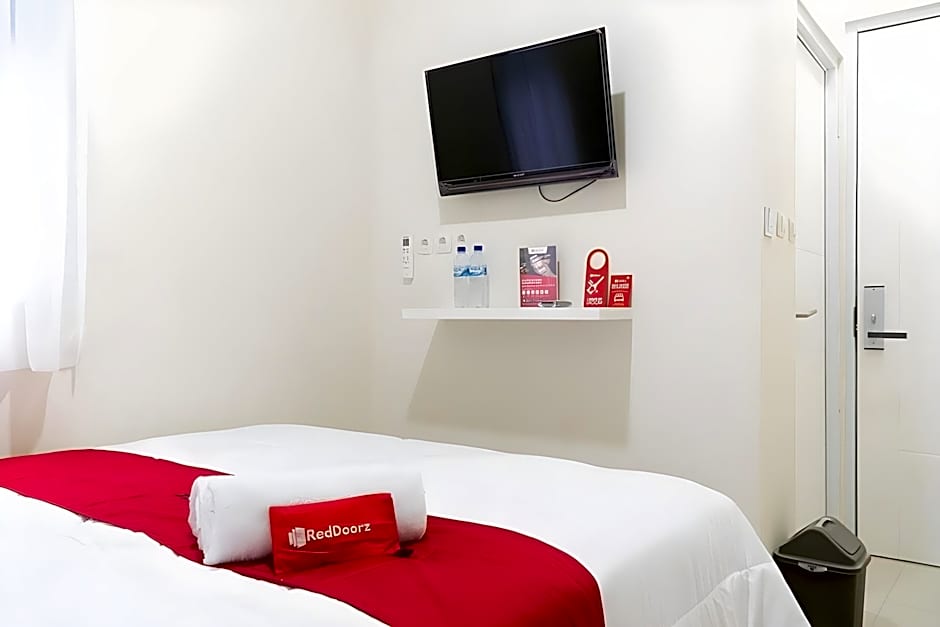 RedDoorz @ Garden Boulevard Citra Raya Tangerang