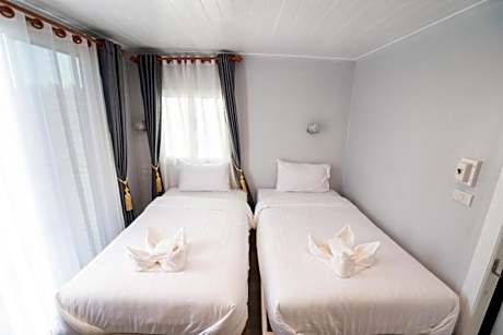 Standard Twin Room with Mountain View