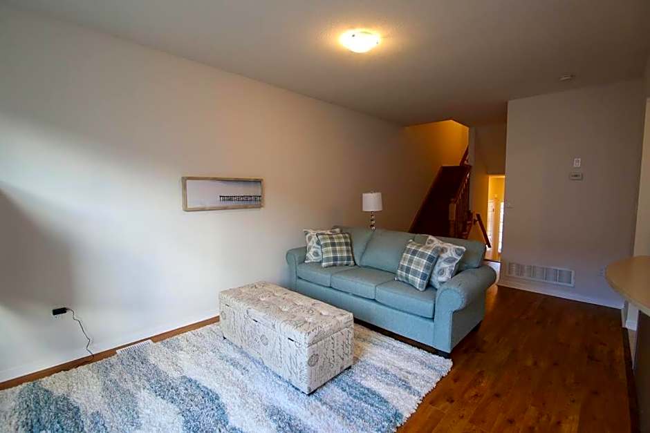 Executive 3 Bedroom townhouse close to the Lake