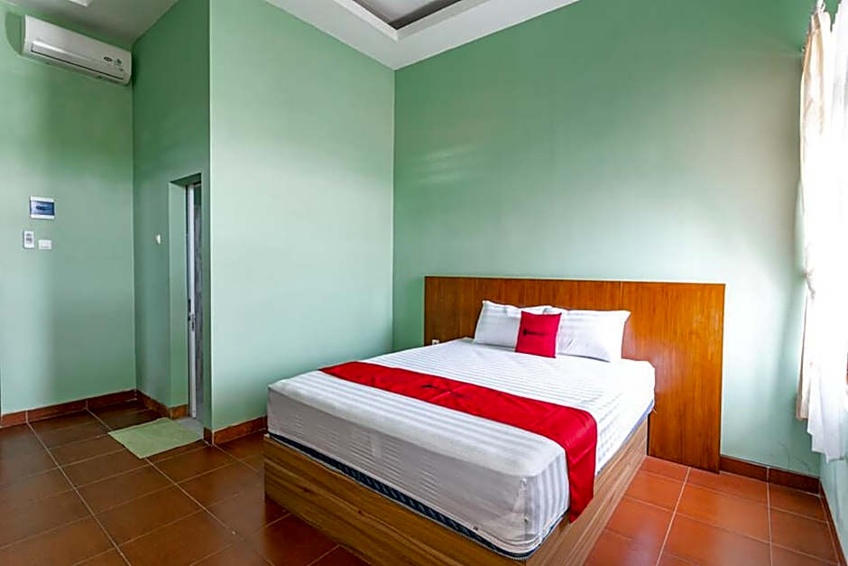 RedDoorz near Puro Mangkunegaran