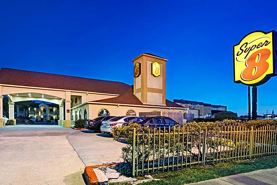 Super 8 by Wyndham Houston Hobby Airport South – Houston, TX
