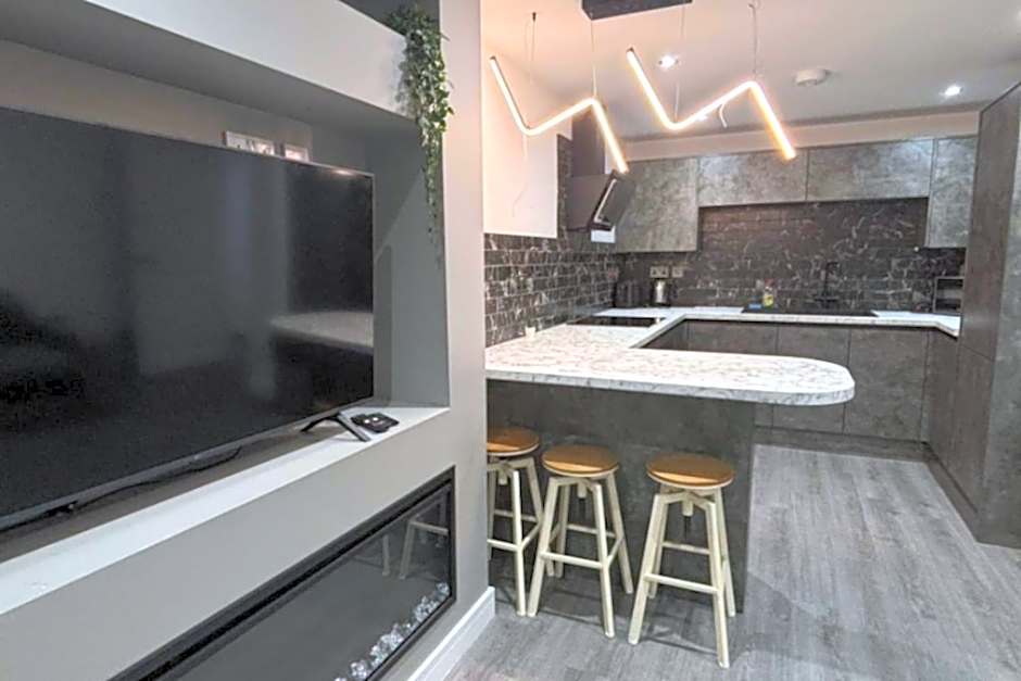 Under New Top Rated Management I Stylish 2BR Apartments I Central Hub I Free Parking I Work Ready Amenities