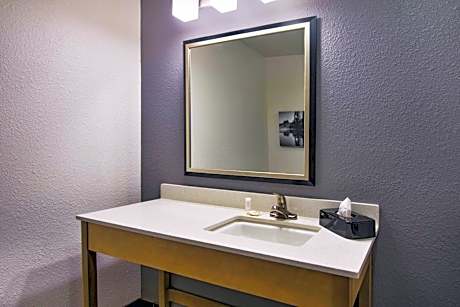 Deluxe King Room - Non-Smoking