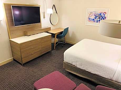 Deluxe Queen Room