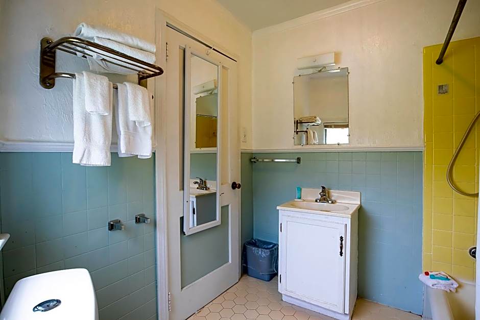 Lloyd's On The River Country Inn By OYO