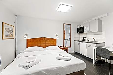 Superior Queen Room with Kitchenette