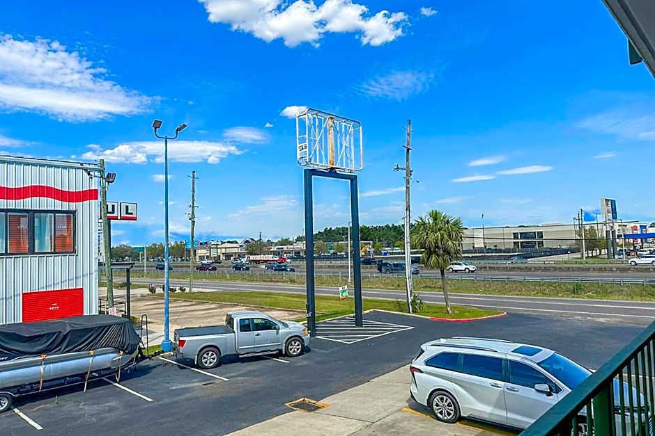 OYO Hotel Mobile, AL I-65 at Airport Blvd