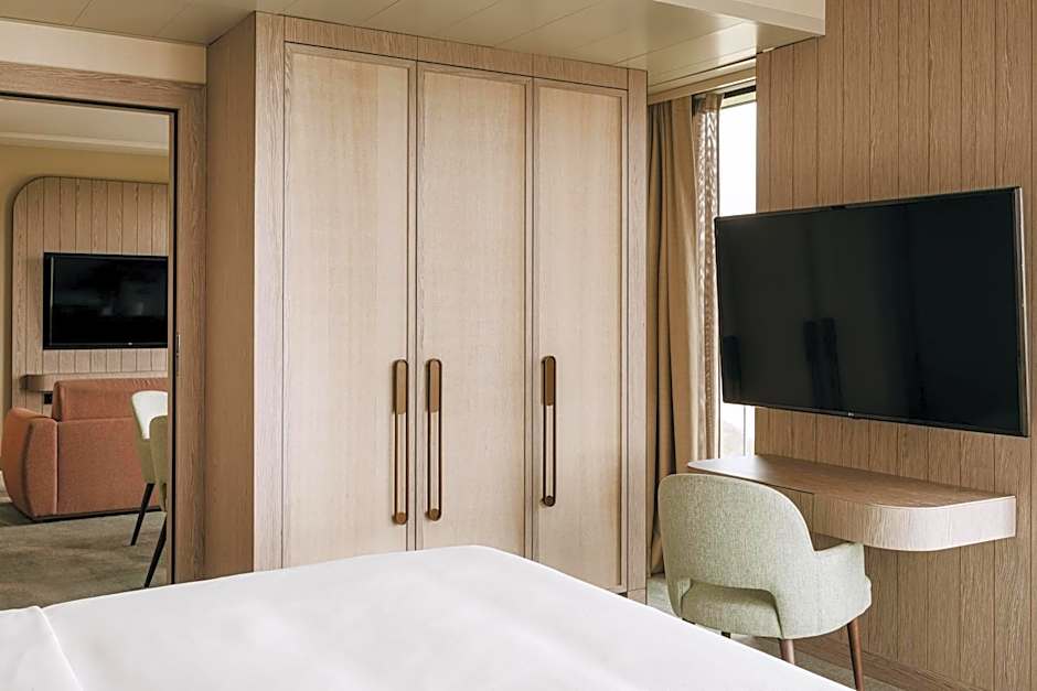 Photo 1 of 4 of 1 Bedroom 1 King Bed Suite, Sea View