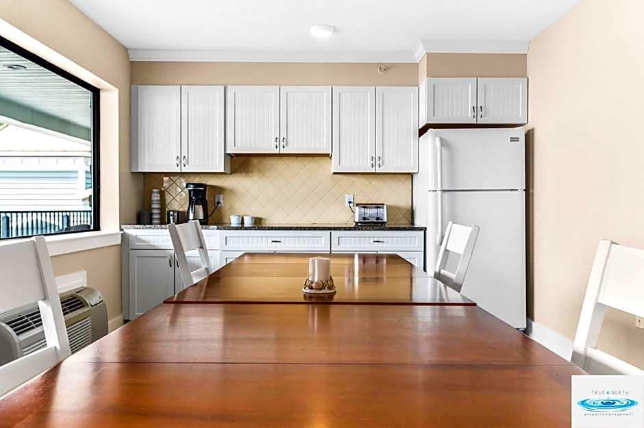 Gold Coast Inn ⁀➷ Breathtaking Sunsets ➠ Standard Lake View Room ➠ 106