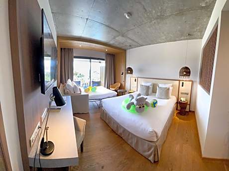 Deluxe King Room with Sofa Bed and Sea View