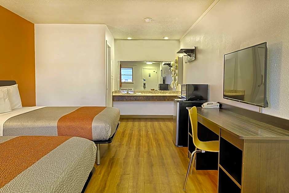 Motel 6 Sullivan MO