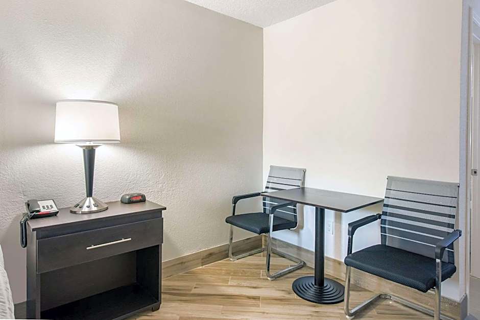 Clarion Inn & Suites Kissimmee-Lake Buena Vista South