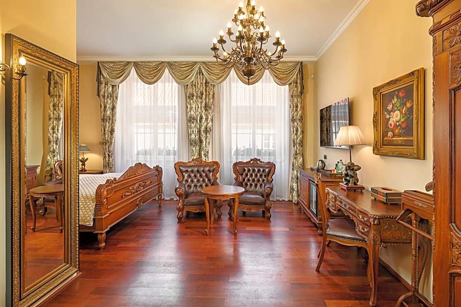 Iron Gate Hotel & Suites