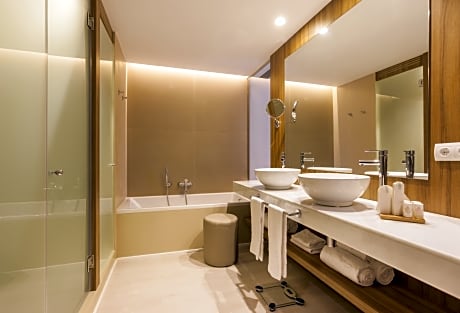 Junior suite Pool View 2 Adults + 1 Child