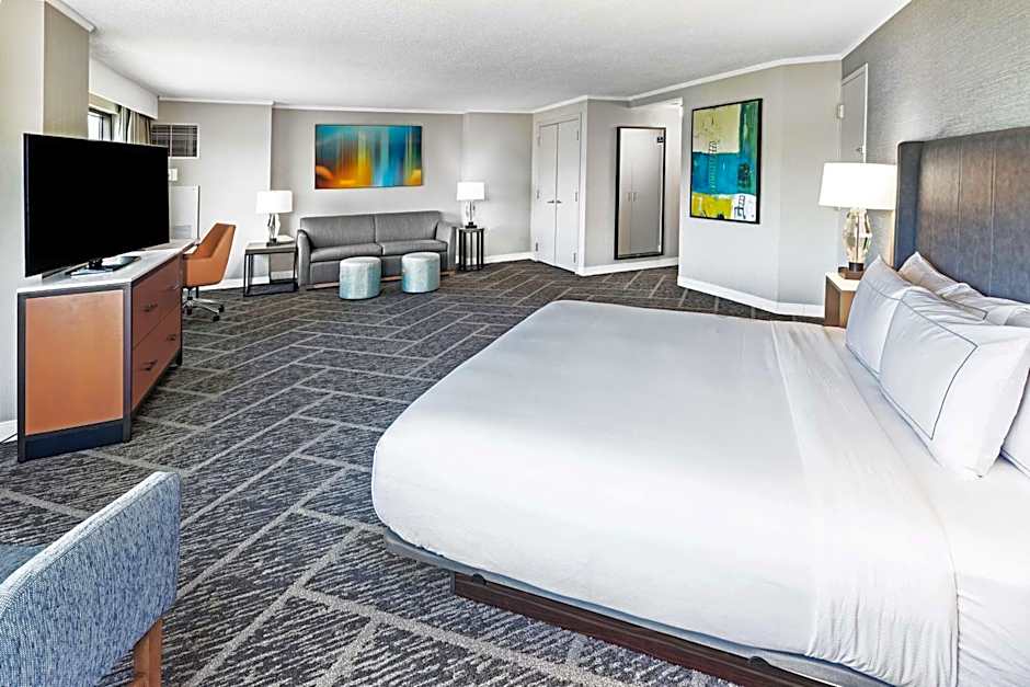 DoubleTree By Hilton Hotel Tulsa At Warren Place
