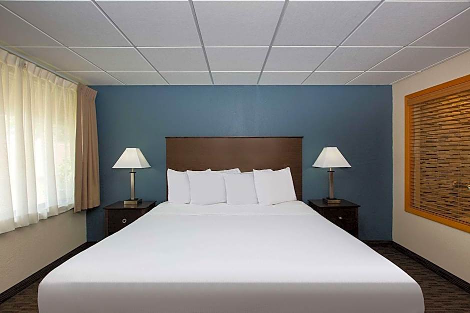 AmericInn by Wyndham La Crosse Riverfront-Conference Center