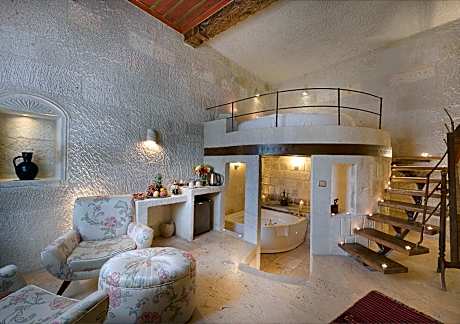 Deluxe Cave Suite