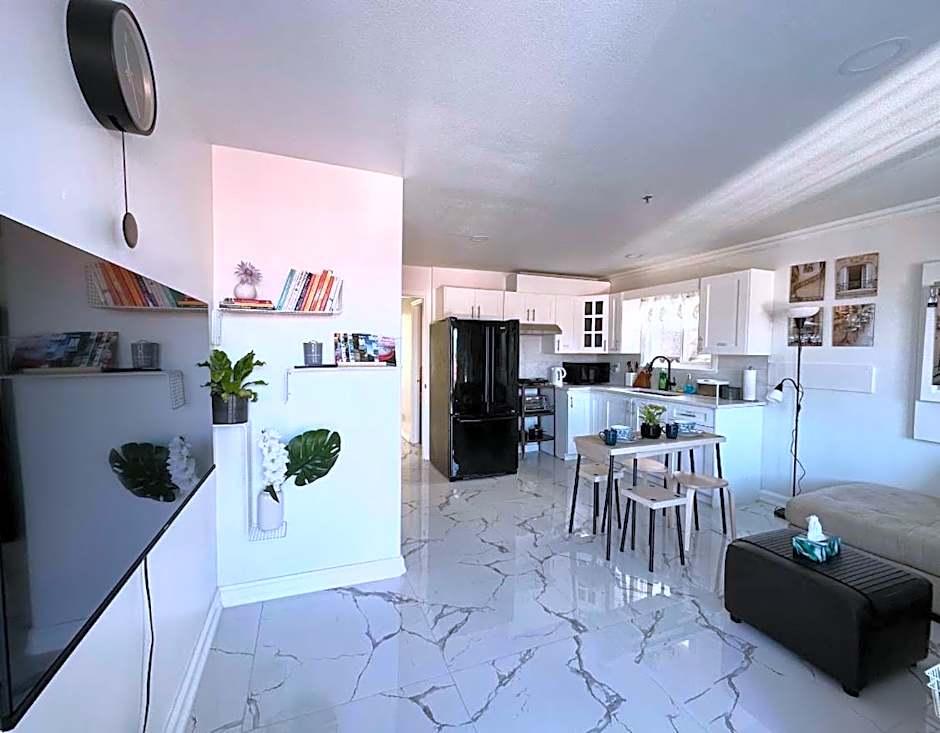 2BR 1BA Guest Suite with King Bed - Free Parking - Renfrew Station - Central Location