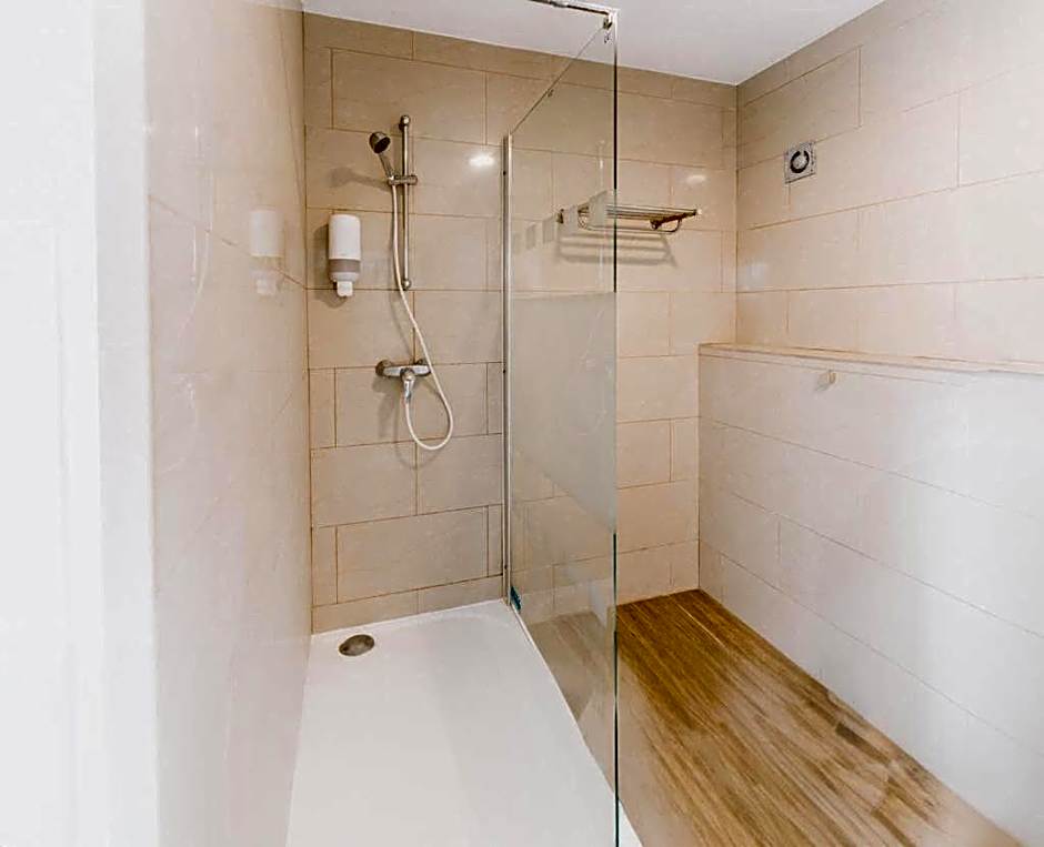 Atomihotel: Contemporary Comfort Steps from the Atomium!