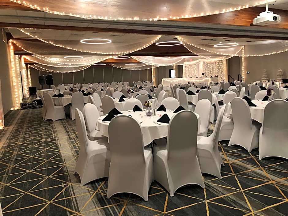 Holiday Inn & Suites St. Cloud By IHG
