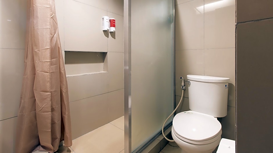 Reddoorz Plus @ Diola Villamonte Bacolod