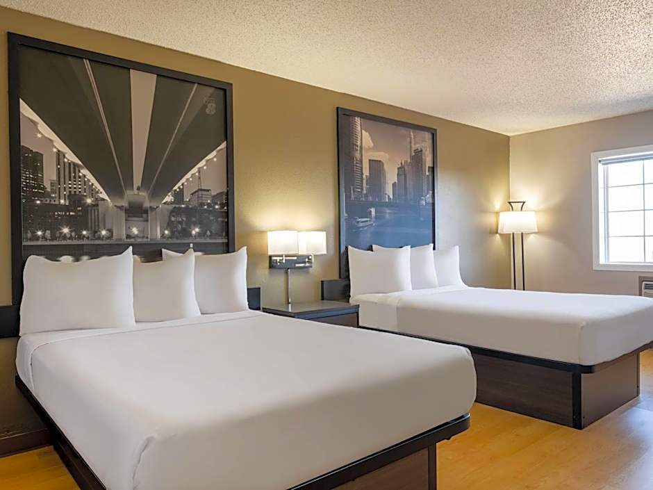 Super 8 by Wyndham Clinton