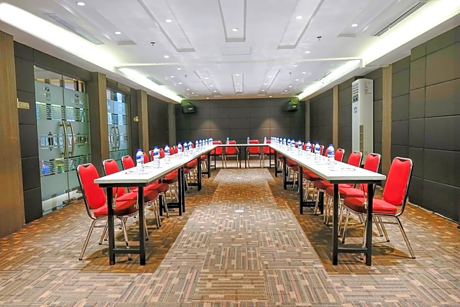 Empress Hotel Makassar City Center by LIFE