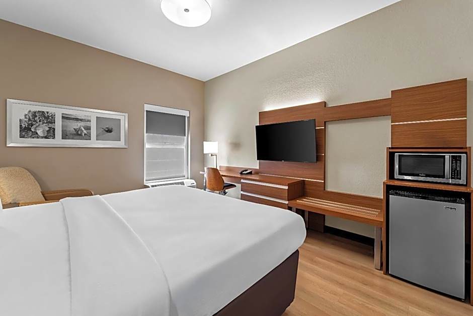 Days Inn & Suites by Wyndham Fort Myers Near JetBlue Park
