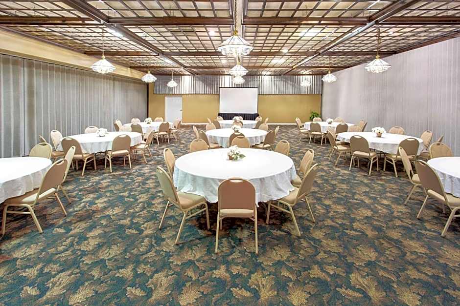 Ramada Hotel & Conference Center by Wyndham Lewiston