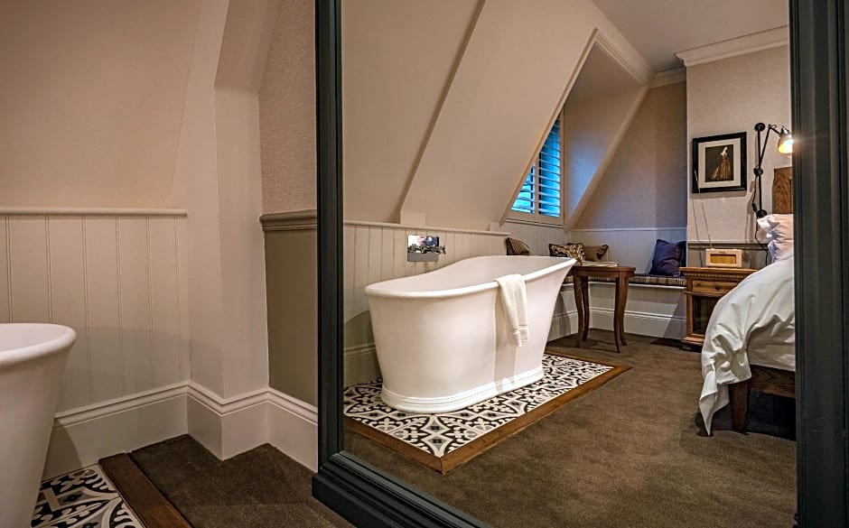 Photo 1 of 4 of Deluxe King Room