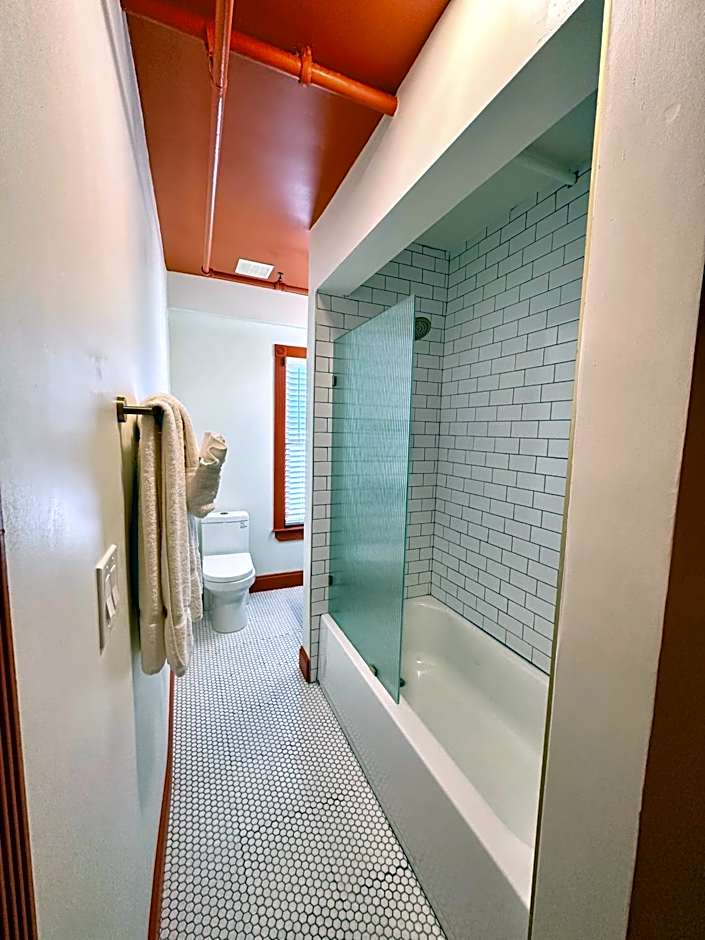 Peninsula Bed & Cocktails