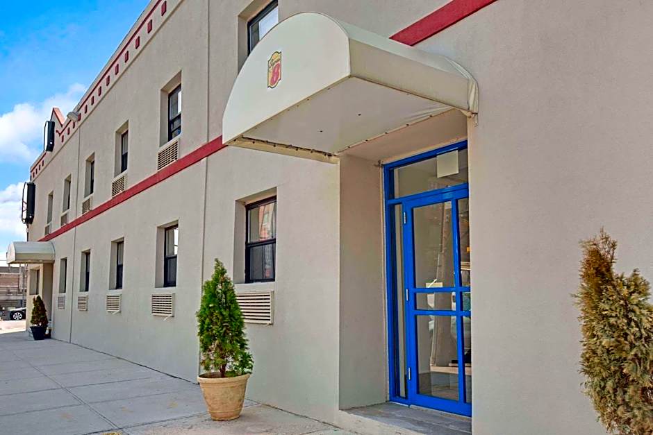 Super 8 by Wyndham Long Island City LGA Hotel