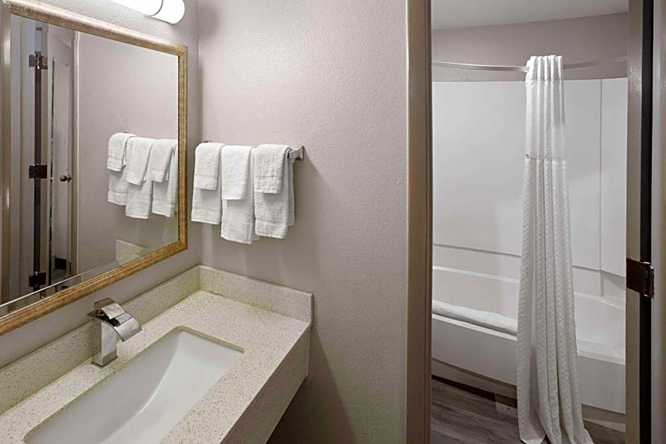 Days Inn & Suites by Wyndham Northwest Indianapolis