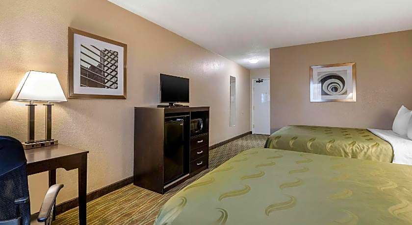 Quality Inn & Suites Des Moines - Merle Hay Road