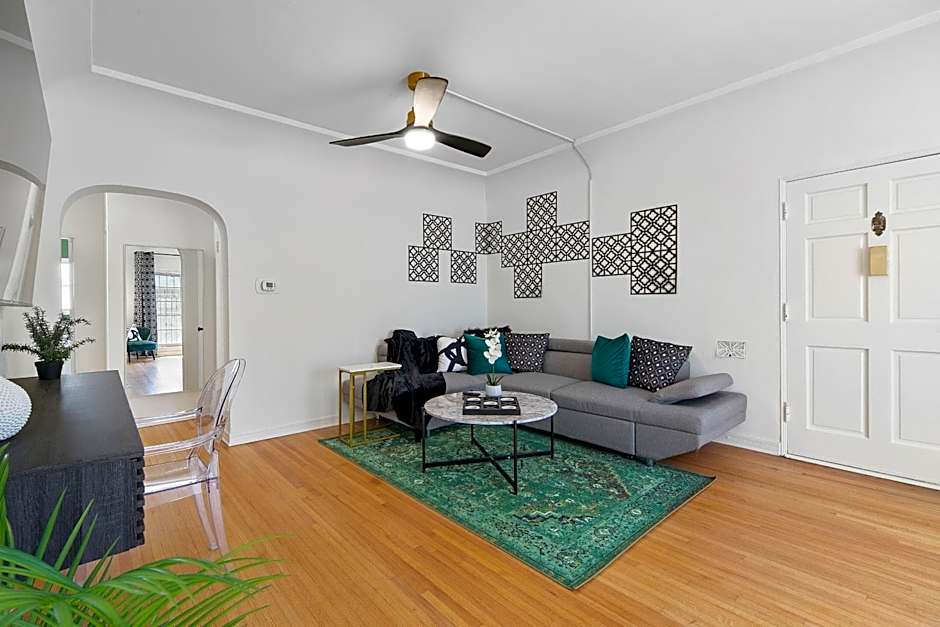 Cozy Retreat near Beverly Hills Parking, Laundry, Parking