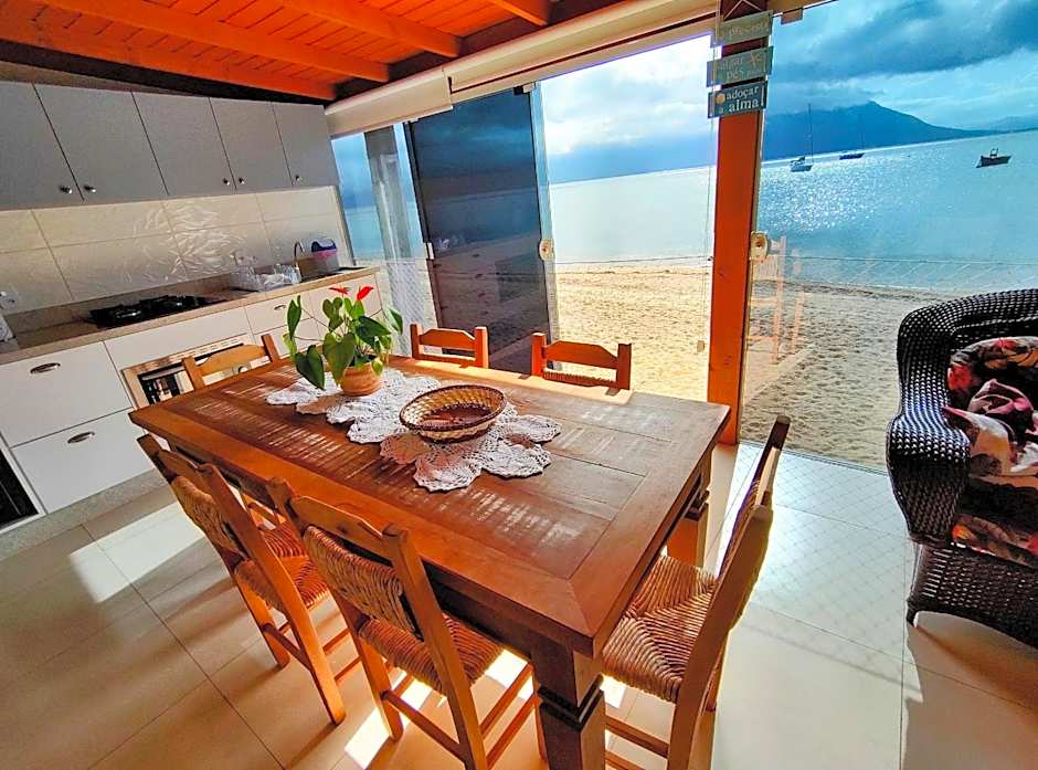 Casa charmosa pé na areia por do sol